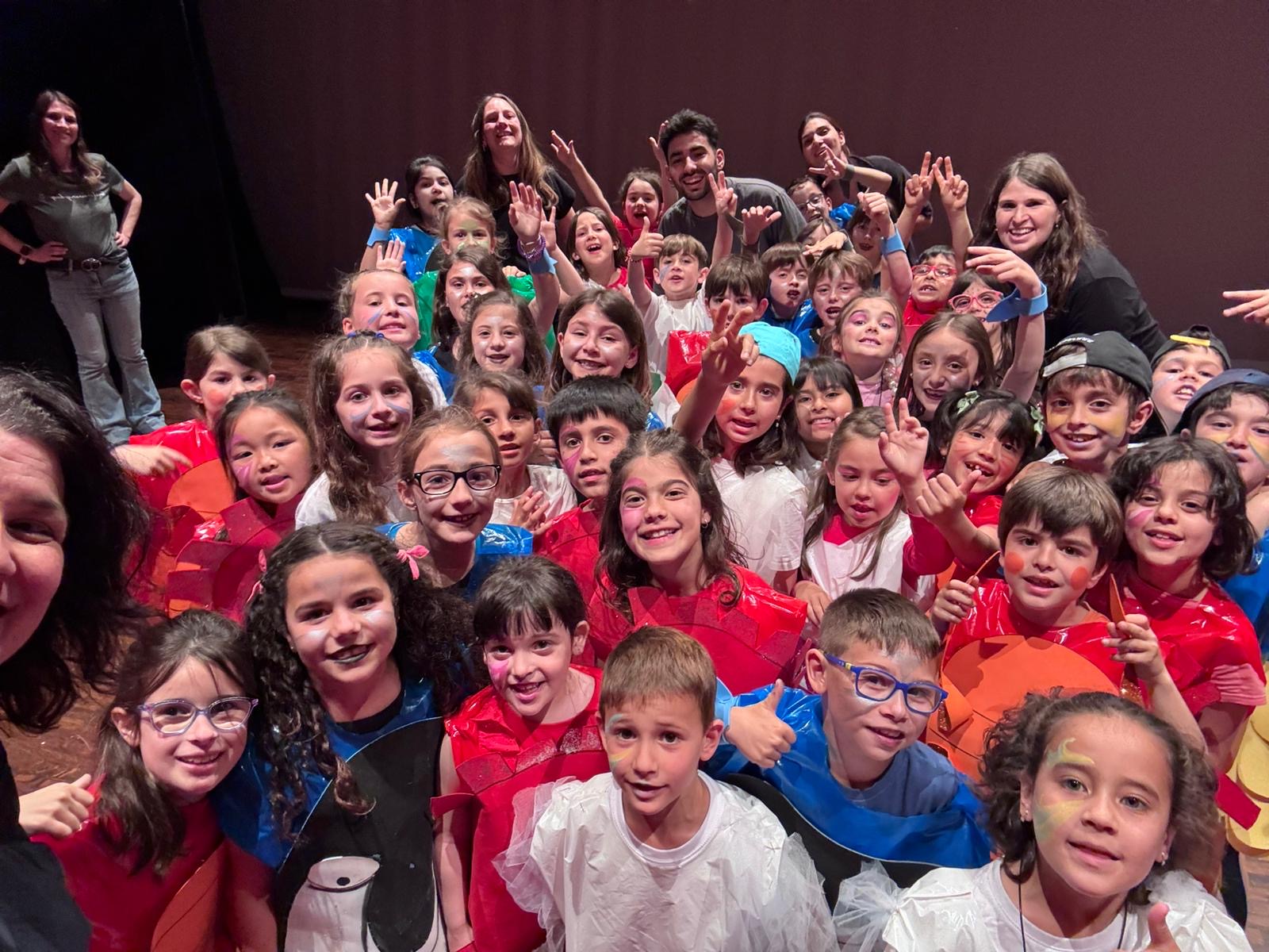 Infants de 2n representant “L’espantataurons” a l’Ateneu dins del projecte S’aixeca el tel